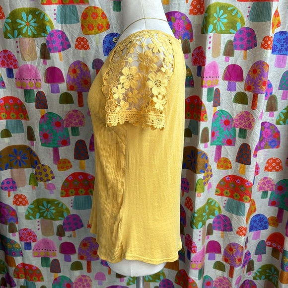 Flower & Feather Scoop Neck Top. Medium - Picture 7 of 11